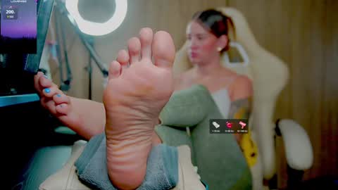 Snapshot of skinnygirl019 chatting on January 19, 12:28 am GoddessSkinny online show from January 19, 12:28 am