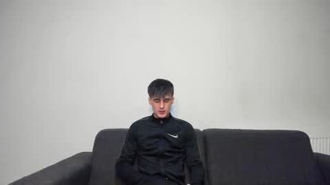 Snapshot of skinnyguywithbigd chatting on December 19, 12:34 am skinnyguywithbigd online show from December 19, 12:34 am