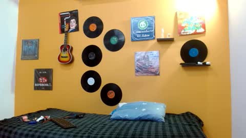 Snapshot of skinnyverus18 chatting on December 3, 7:01 pm VERUS online show from December 3, 7:01 pm