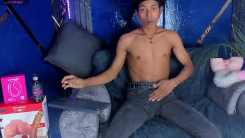 Snapshot of sky_walkerss chatting on May 30, 5:54 pm sky_walkerss online show from May 30, 5:54 pm