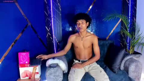 Snapshot of sky_walkerss chatting on June 7, 6:44 pm sky_walkerss online show from June 7, 6:44 pm