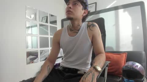 Snapshot of sky_wild chatting on October 31, 8:43 pm sky_wild online show from October 31, 8:43 pm