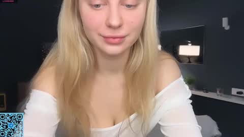 Snapshot of skyeveil chatting on December 15, 8:35 pm Skye online show from December 15, 8:35 pm