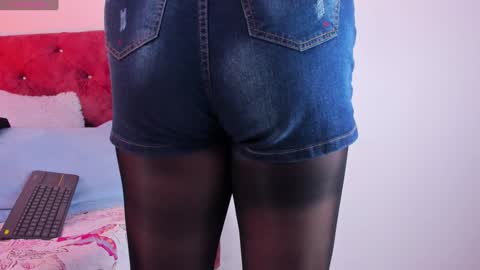 Snapshot of skyhotgirl chatting on February 1, 9:19 pm Sky online show from February 1, 9:19 pm