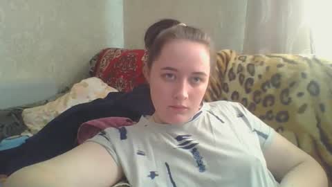 skyressie333 online show from March 19, 7:45 am