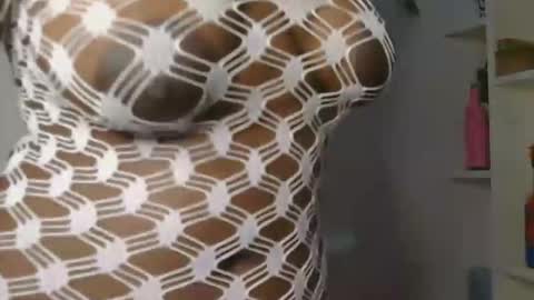 Snapshot of skyy_brown chatting on February 16, 5:26 am Bella online show from February 16, 5:26 am