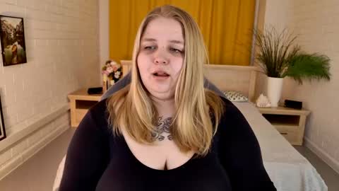 Snapshot of sladadeew chatting on May 4, 9:05 am Slada Deew online show from May 4, 9:05 am