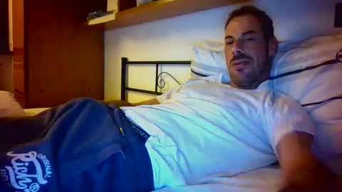 Snapshot of slevin1983 chatting on May 24, 3:00 am slevin online show from May 24, 3:00 am