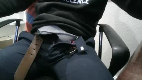 Snapshot of slimjimorange9 chatting on December 16, 1:10 am slimjimorange9 online show from December 16, 1:10 am