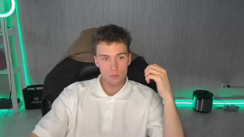 Snapshot of slippery_baby chatting on June 22, 7:33 pm Mila online show from June 22, 7:33 pm