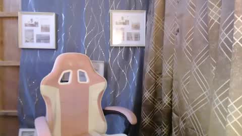 Snapshot of slutqueen_raz chatting on March 7, 7:08 am Raz online show from March 7, 7:08 am