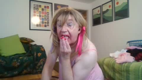Snapshot of slutsissy17172 chatting on July 18, 3:27 pm slutsissy17172 online show from July 18, 3:27 pm