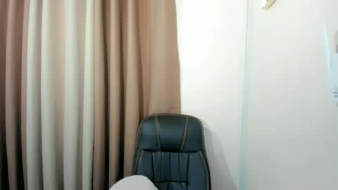 Snapshot of slutty_shanin chatting on June 18, 1:17 am SHANIN online show from June 18, 1:17 am