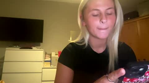Snapshot of sluttylittlecoolgirl chatting on August 1, 12:10 am hollie online show from August 1, 12:10 am