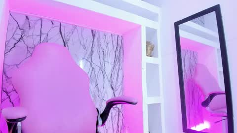 Small Hot19 online show from September 12, 9:42 am