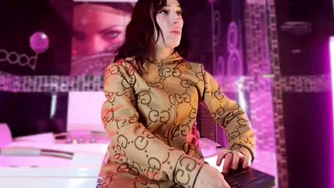 Small Hot19 online show from December 16, 9:47 am