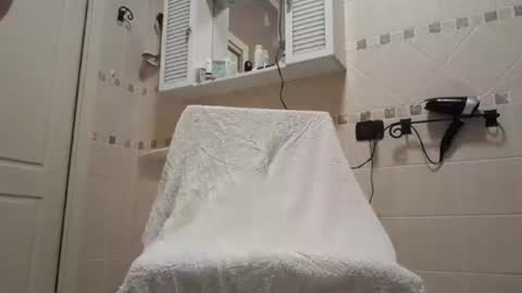 Snapshot of smallone8825 chatting on December 21, 7:37 am smallone8825 online show from December 21, 7:37 am