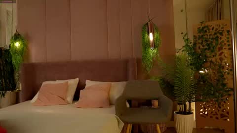 Mia online show from November 8, 5:07 am