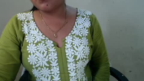 Snapshot of smiley_queen99 chatting on July 16, 9:15 am smiley online show from July 16, 9:15 am