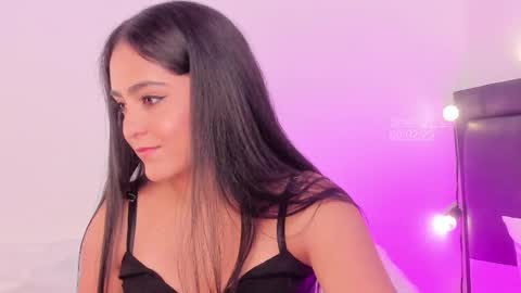 Snapshot of smiling__girl chatting on February 9, 9:39 pm      online show from February 9, 9:39 pm