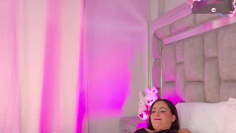 Snapshot of smiling__girl chatting on October 17, 6:43 pm      online show from October 17, 6:43 pm