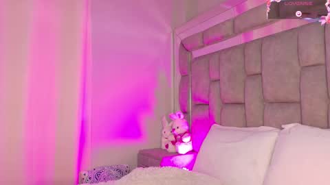 Snapshot of smiling__girl chatting on October 19, 6:08 pm      online show from October 19, 6:08 pm