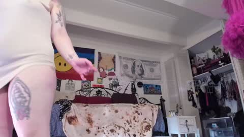 Snapshot of smokihippi chatting on February 5, 11:28 pm Big Dawg online show from February 5, 11:28 pm