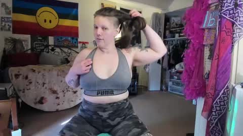 Snapshot of smokihippi chatting on February 19, 10:53 pm Big Dawg online show from February 19, 10:53 pm