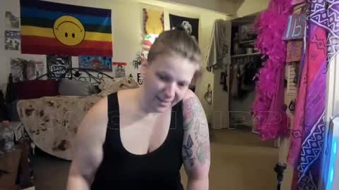 Snapshot of smokihippi chatting on February 20, 2:18 am Big Dawg online show from February 20, 2:18 am