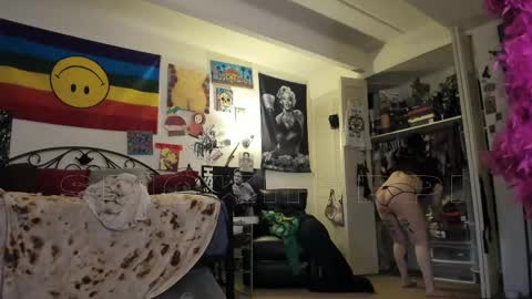 Snapshot of smokihippi chatting on February 26, 4:56 pm Big Dawg online show from February 26, 4:56 pm