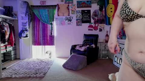 Snapshot of smokihippi chatting on November 8, 10:19 pm Big Dawg online show from November 8, 10:19 pm