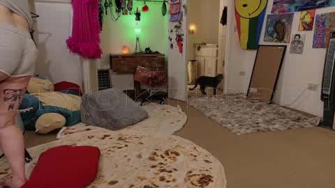 Snapshot of smokihippi chatting on December 4, 3:05 am Big Dawg online show from December 4, 3:05 am