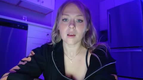 Snapshot of sneakyalicek chatting on November 17, 4:51 am sneakyalicek online show from November 17, 4:51 am