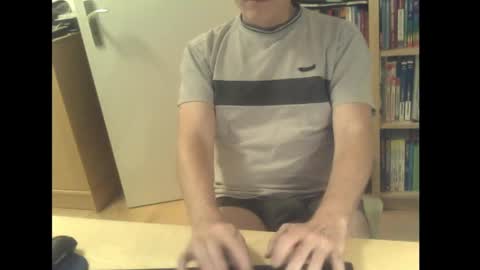 Snapshot of sneaxfreund chatting on December 22, 11:41 pm sneaxfreund online show from December 22, 11:41 pm