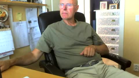 Snapshot of snickarn335731 chatting on June 30, 10:05 am snickarn335731 online show from June 30, 10:05 am