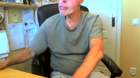 Snapshot of snickarn335731 chatting on July 27, 9:49 am snickarn335731 online show from July 27, 9:49 am