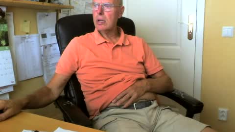 Snapshot of snickarn335731 chatting on August 5, 8:39 am snickarn335731 online show from August 5, 8:39 am