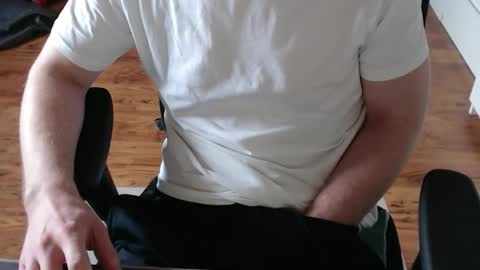 Snapshot of snooze85 chatting on April 3, 9:18 am Cbt-Slave online show from April 3, 9:18 am