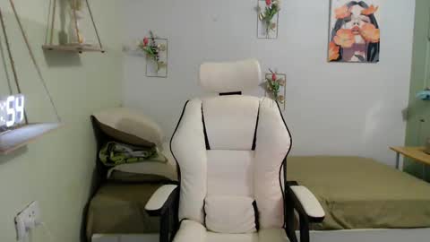 Snapshot of snow_2000 chatting on December 12, 8:47 am snow_2000 online show from December 12, 8:47 am