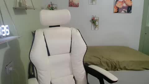 Snapshot of snow_2000 chatting on December 21, 8:28 am snow_2000 online show from December 21, 8:28 am