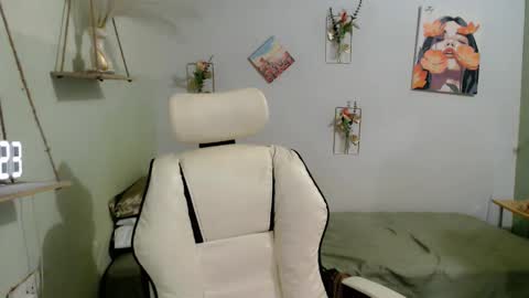 Snapshot of snow_2000 chatting on October 12, 11:59 pm snow_2000 online show from October 12, 11:59 pm