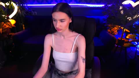 Snapshot of snow_whiteeex chatting on January 16, 1:47 pm snow_whiteeex online show from January 16, 1:47 pm