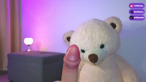 Snapshot of soffimoon_ chatting on December 5, 12:08 am IG Soffimoon I THANK YOU FOR LEAVING YOUR FOLLOW online show from December 5, 12:08 am