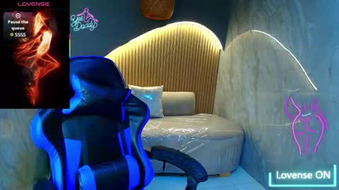 sofi_r_ online show from February 11, 1:27 pm