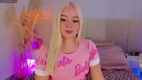 Snapshot of sofia_pamela chatting on September 12, 7:25 pm SOFIA PAMELA online show from September 12, 7:25 pm