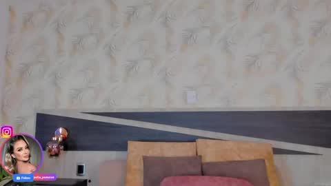 Snapshot of sofia_pamela_ chatting on April 21, 1:42 am online show from April 21, 1:42 am
