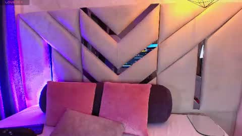 Snapshot of sofia_pamela_ chatting on June 20, 6:22 pm online show from June 20, 6:22 pm