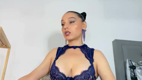 Snapshot of sofia_swett_03 chatting on June 8, 3:07 am laura online show from June 8, 3:07 am