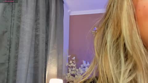 Snapshot of sofia_velvetx chatting on April 18, 7:29 pm sofia_velvetx online show from April 18, 7:29 pm