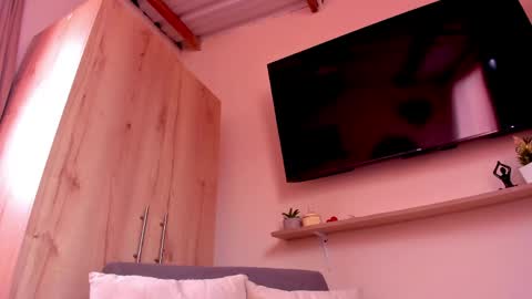 sofiavelez01 online show from May 18, 4:13 pm